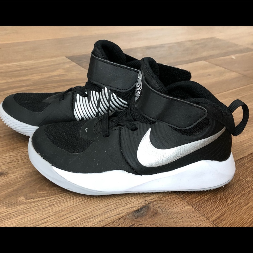 Nike Team Hustle basketball sneakers, US child 13